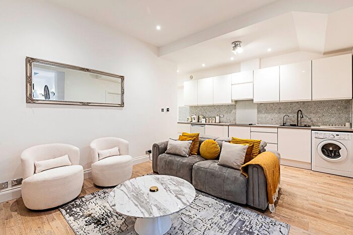 2 Bedroom Flat To Rent In Flat A, Maclise Road, London, W14