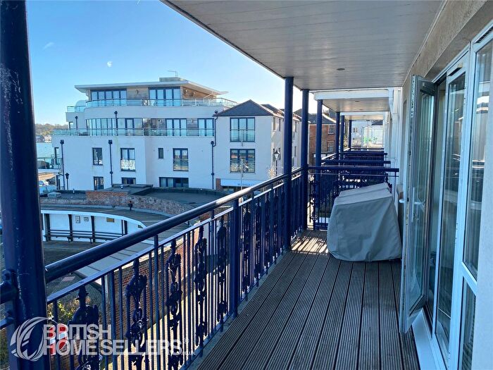 2 Bedroom Flat For Sale In Bath Road, Cowes, Isle Of Wight, PO31