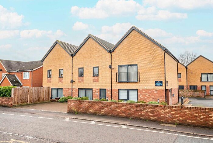 3 Bedroom Duplex To Rent In High Street, London Colney, St. Albans, Hertfordshire, AL2