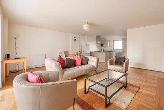 3 Bedroom Flat For Sale In Queen Mary Avenue, London, E18