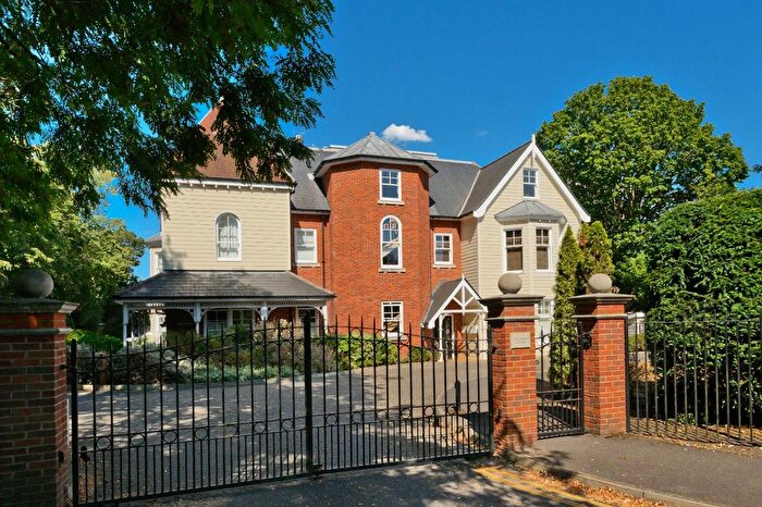 2 Bedroom Flat For Sale In Oatlands Chase, Weybridge, Surrey, KT13