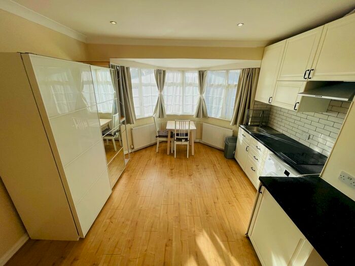 Studio To Rent In Clifton Gardens, London, NW11