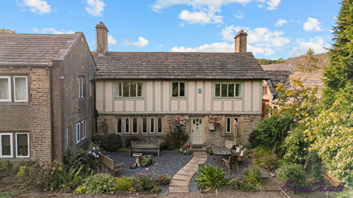 4 Bedroom Barn Conversion For Sale In Park Lane, Queensbury, Bradford, BD13