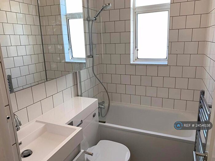 3 Bedroom Flat To Rent In St Marys Road, London, NW10