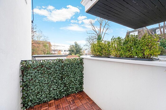 1 Bedroom Flat For Sale In Oak Hill Road, Surbiton, KT6