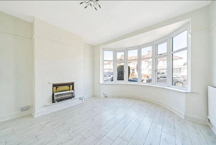 4 Bedroom Semi Detached House To Rent In Wakemans Hill Avenue, London, NW9
