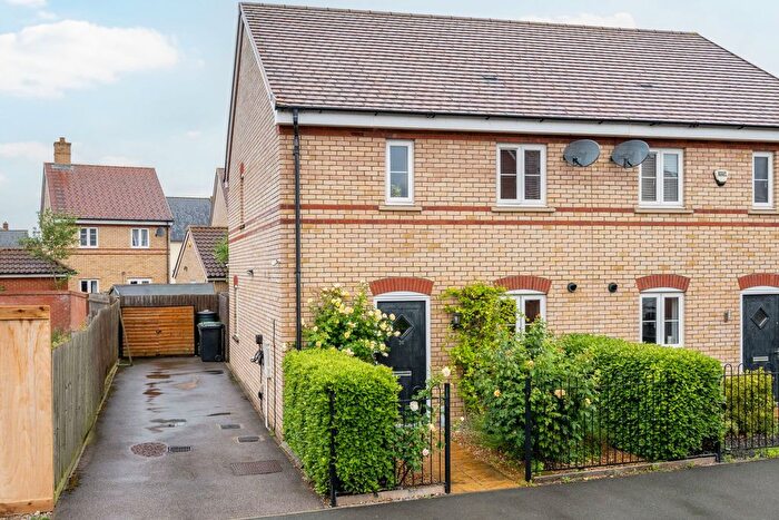 3 Bedroom Semi Detached House For Sale In Grange Drive, Stotfold, Central Bedfordshire, SG5