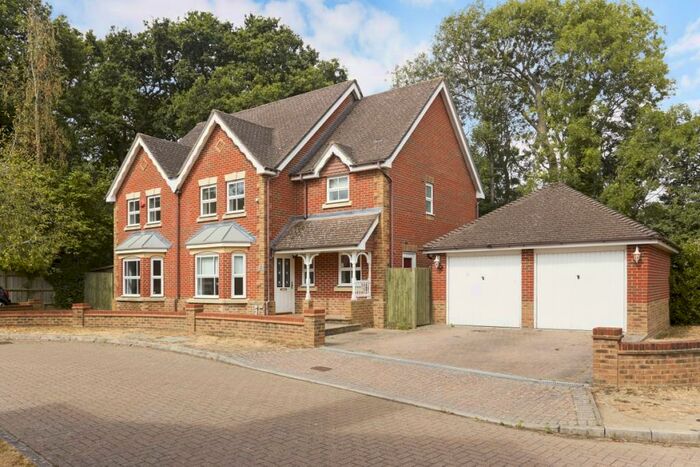 4 Bedroom Detached House To Rent In Hendon Grove, Epsom, KT19