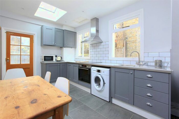 3 Bedroom Flat To Rent In Tooting Bec Road, London, SW17