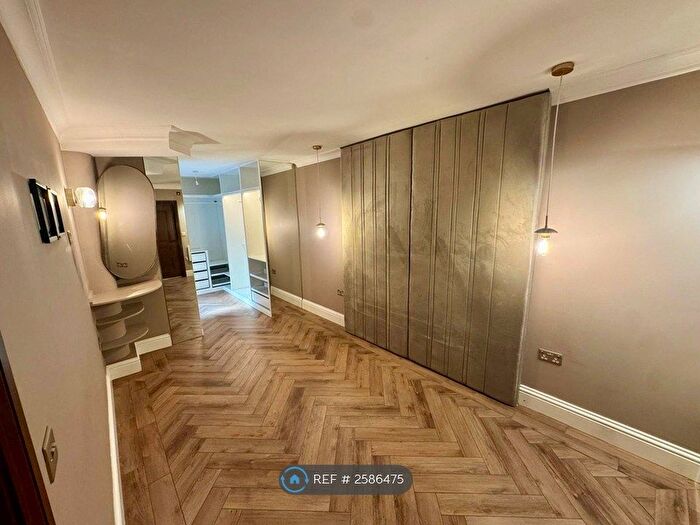 4 Bedroom Flat To Rent In Tudor House, Brighouse, HD6