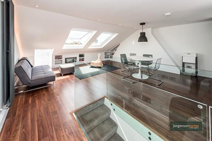 3 Bedroom Flat To Rent In Bloemfontein Road, Shepherds Bush, W12