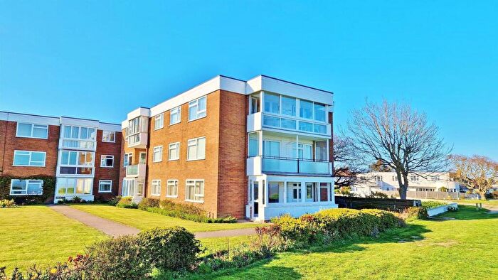 3 Bedroom Flat For Sale In Dolphin Court, Frinton-on-Sea, CO13