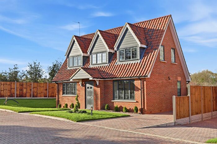 3 Bedroom Detached House For Sale In Barley Mow Lane, St. Albans, AL4