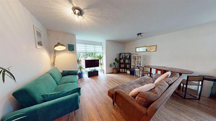 2 Bedroom Flat For Sale In Linen Court, Trinity Riverside, Salford, M3