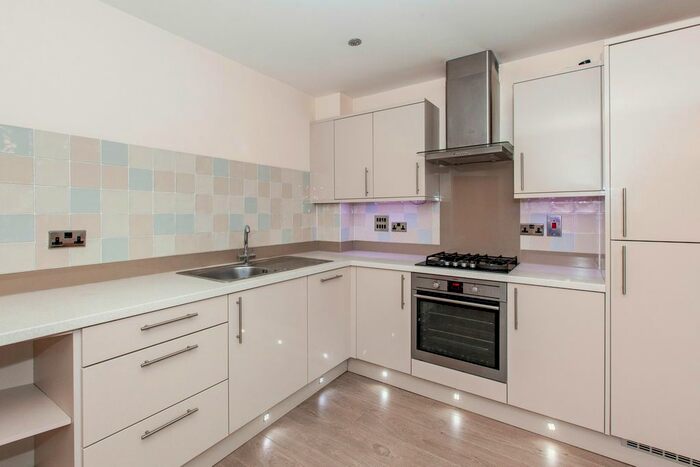2 Bedroom Flat To Rent In Oak Lane, Windsor, SL4