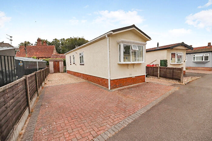 2 Bedroom Park Home For Sale In Lodge Park Homes, Market Place, LN4