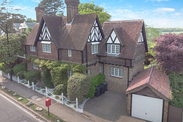 3 Bedroom Link Detached House For Sale In Camlet Way, Hadley Wood, Hertfordshire, EN4