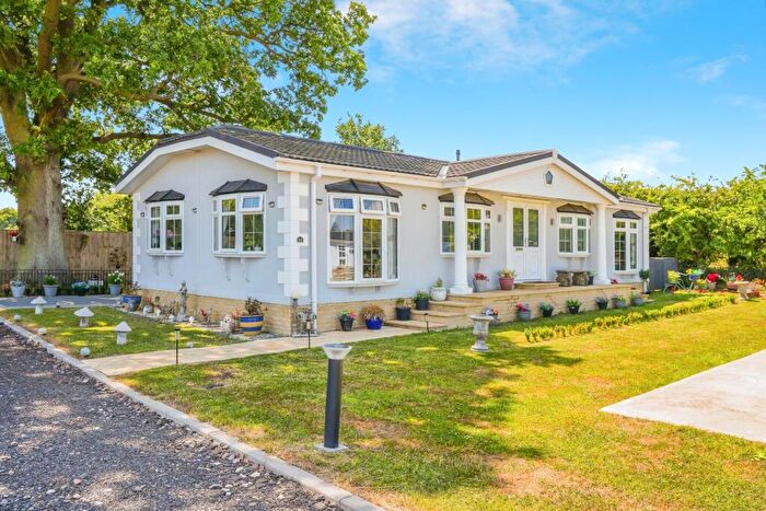 2 Bedroom Bungalow For Sale In Heathfield Park, Bletchingdon, Kidlington, Oxfordshire, OX5
