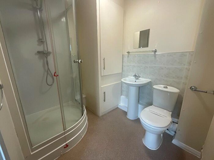 1 Bedroom Flat To Rent In Third-Floor Flat, St James Court, Bradford Road, Brighouse, West Yorkshire, HD6