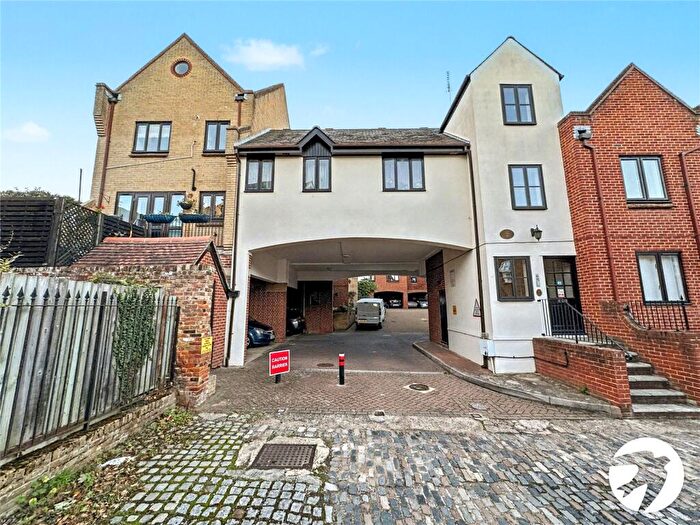 1 Bedroom Flat For Sale In Bishops Walk, Rochester, Kent, ME1