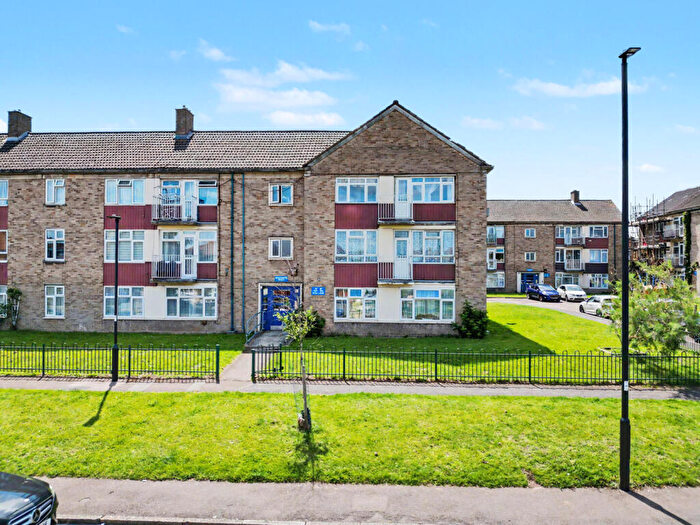 3 Bedroom Flat For Sale In Hoe Lane, Enfield, EN3