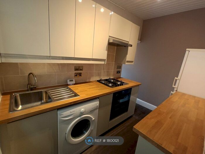 2 Bedroom Flat To Rent In Glanbrydan Avenue, Swansea, SA2