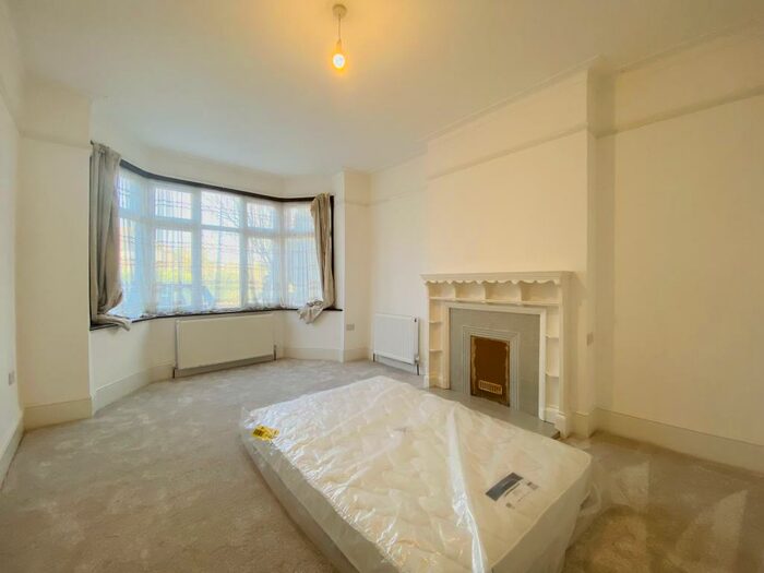 4 Bedroom Apartment To Rent In Avenue Road, Southgate, N14