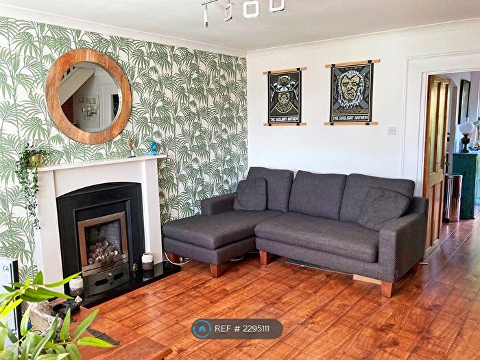 3 Bedroom Semi-Detached House To Rent In Pendlecroft Avenue, Swinton, Manchester, M27