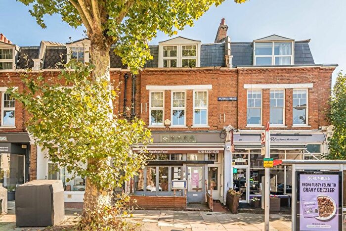 3 Bedroom Flat For Sale In Sandycombe Road, Kew, TW9