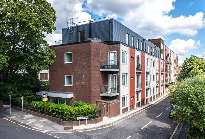 2 Bedroom Flat For Sale In Knoll Rise, Orpington, Kent, BR6