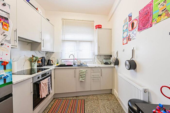 3 Bedroom Flat To Rent In Queens Road, , Bounds Green, London, N11