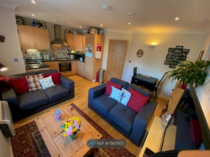 2 Bedroom Flat To Rent In Hillside House, Leeds, LS6