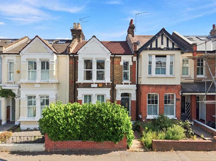 1 Bedroom Flat For Sale In Oak Hall Road, Wanstead, E11
