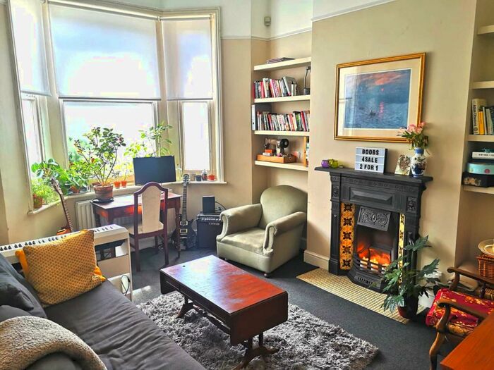 1 Bedroom Flat To Rent In Crewsden Road, Stockwell, London, SW9