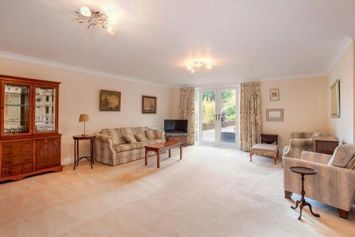 3 Bedroom Flat To Rent In Baker Street, Weybridge, KT13