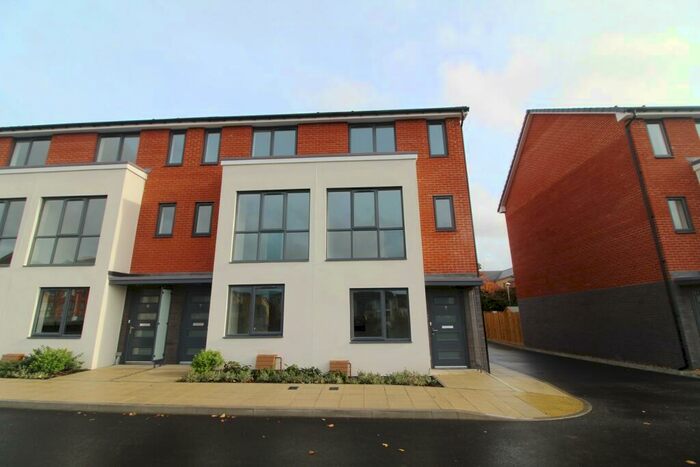 3 Bedroom Town House To Rent In Woolhampton Way, Reading, RG2
