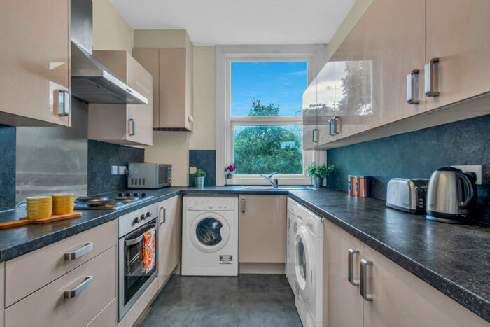 6 Bedroom Flat To Rent In Hyde Park Road, Leeds, LS6