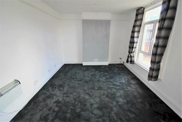 2 Bedroom Flat To Rent In East The Parade, Exmouth EX8