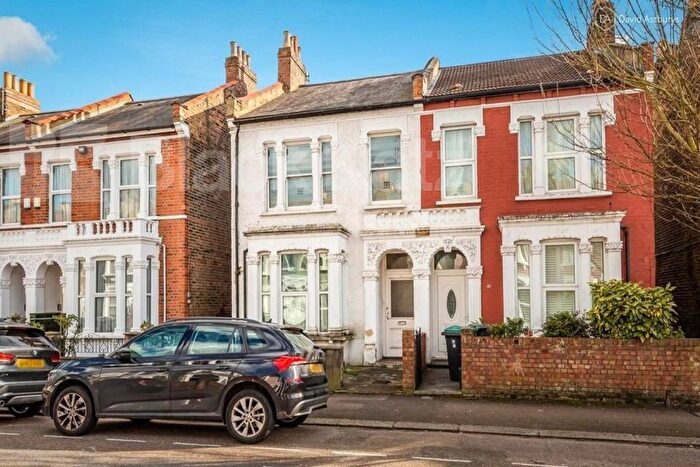 1 Bedroom Flat To Rent In Sydney Road, Turnpike Lane, N8