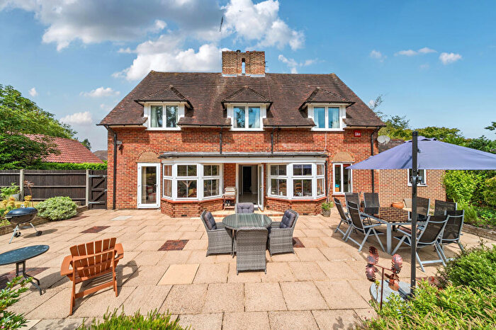 4 Bedroom Detached House For Sale In The Close, Farnham, GU9