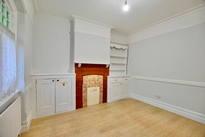 1 Bedroom Flat To Rent In Golfe Road, Ilford, IG1