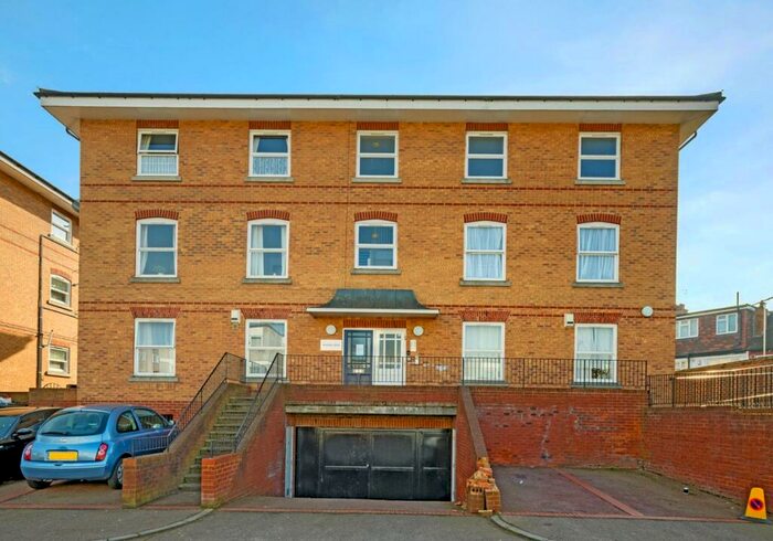 2 Bedroom Flat To Rent In Pembroke Road London, N8
