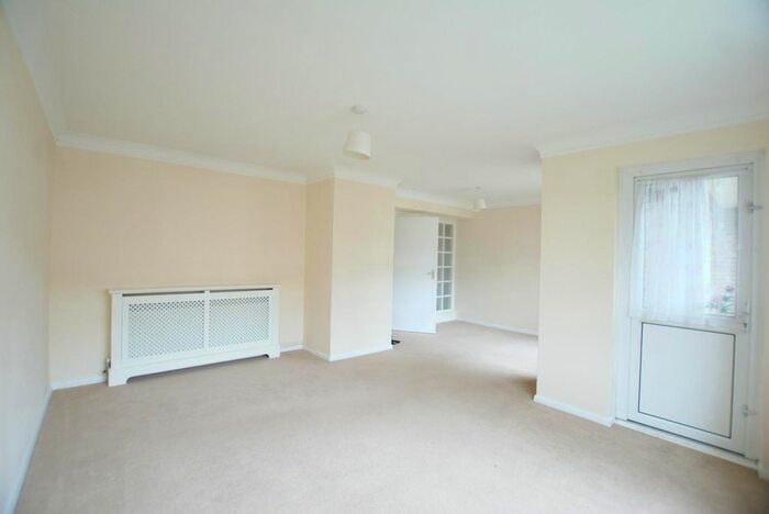 2 Bedroom Flat To Rent In Victoria Road, Emsworth, PO10