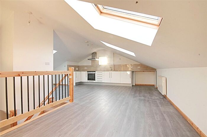 4 Bedroom Flat To Rent In Hertford Road, Enfield, EN3