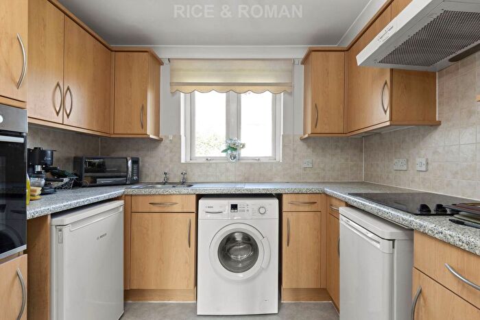 2 Bedroom Flat To Rent In Clifton Park Avenue, London, SW20