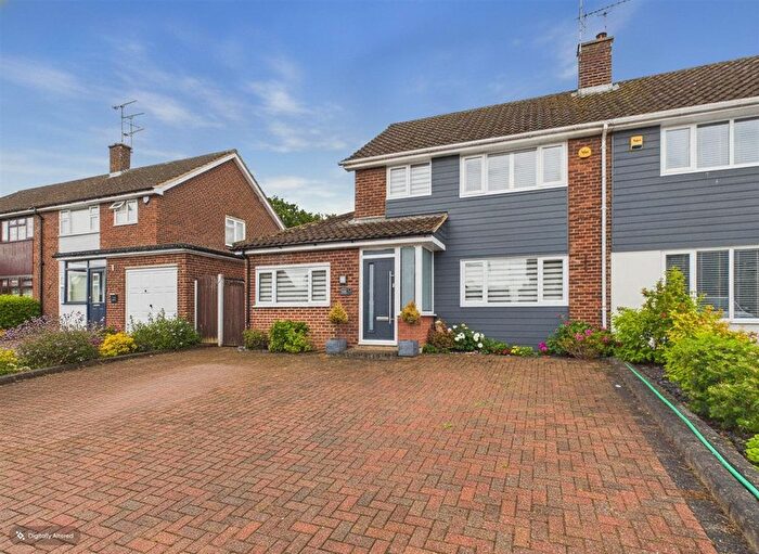 3 Bedroom Semi-Detached House For Sale In Swallow Dale, Basildon, SS16