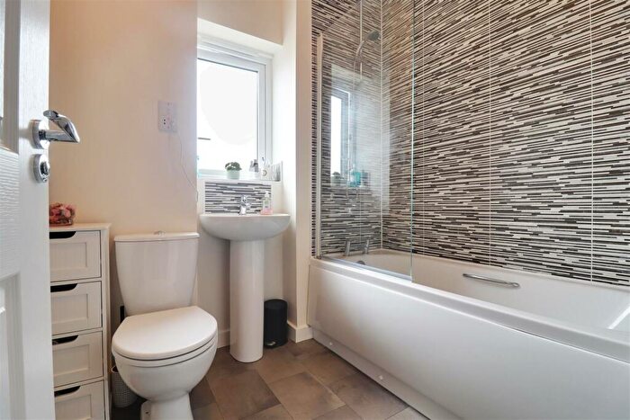3 Bedroom Terraced House For Sale In Hawthorn Avenue, Hull, HU3