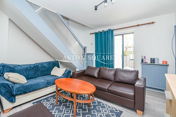 2 Bedroom Maisonette To Rent In Holders Hill Drive, London, NW4