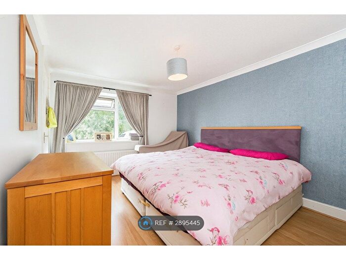 3 Bedroom Flat To Rent In Wellow Close, Southampton, SO18