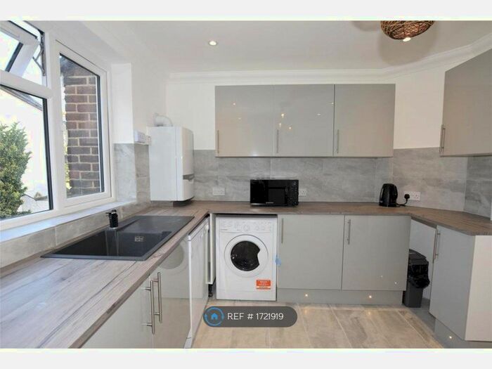 3 Bedroom Flat To Rent In Stonegate Court, London, NW9